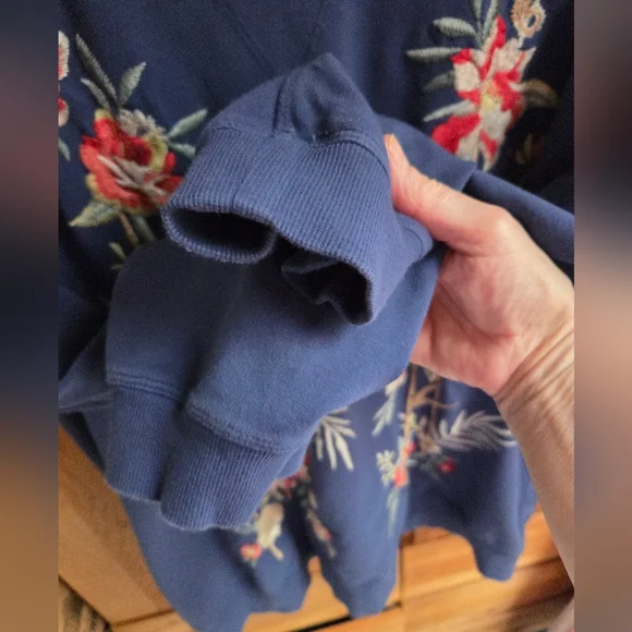 Johnny Was LA Women's Navy Blue Floral Embroidered Sweatshirt Size XL - Picture 4 of 7